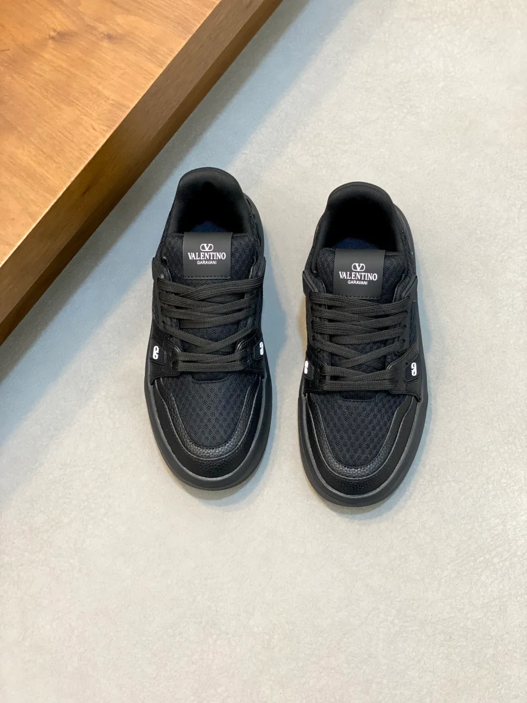 Men's shoes 💰660 Valentino/VALENTINO JOIE DE JOUER couple's low-top sneakers. This sneaker is made of splicing and is decorated with rubber VLOGO SIGNATURE details on the front. The upper is punched and the tongue is decorated with VLOGO SIGNATURE. Logo, with two-color rubber outsole, suede leather fabric lining, logo cowhide insole, fashionable and elegant style, comfortable and breathable for the upper foot, full of personality, and comes with a complete set of original packaging! Code number: 39-44 (38, 45 customized)